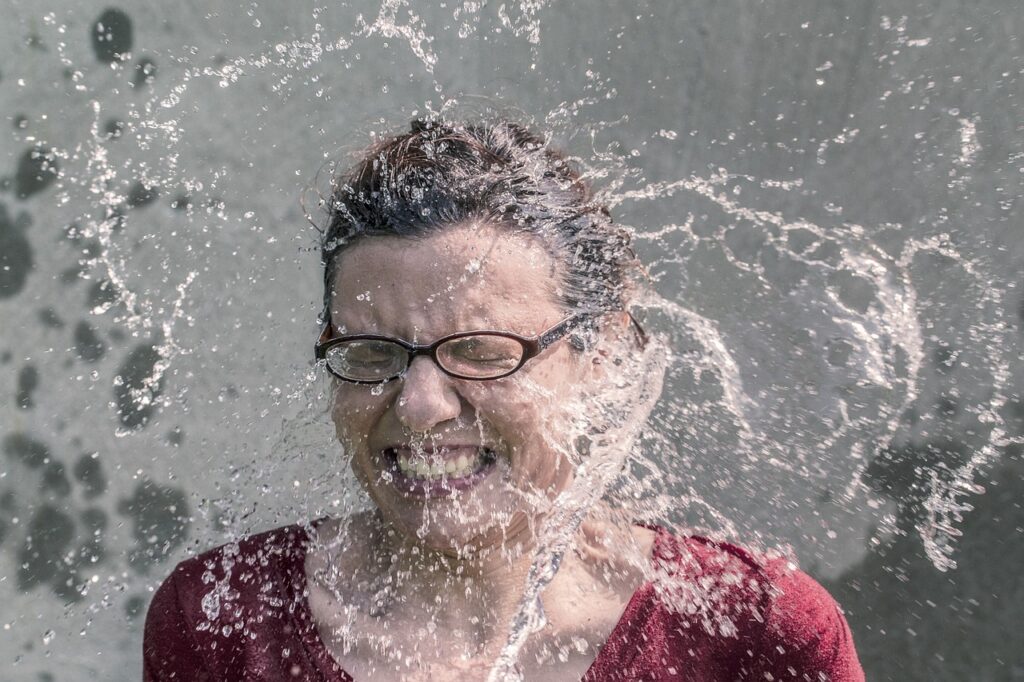 怒る 水しぶき 女性