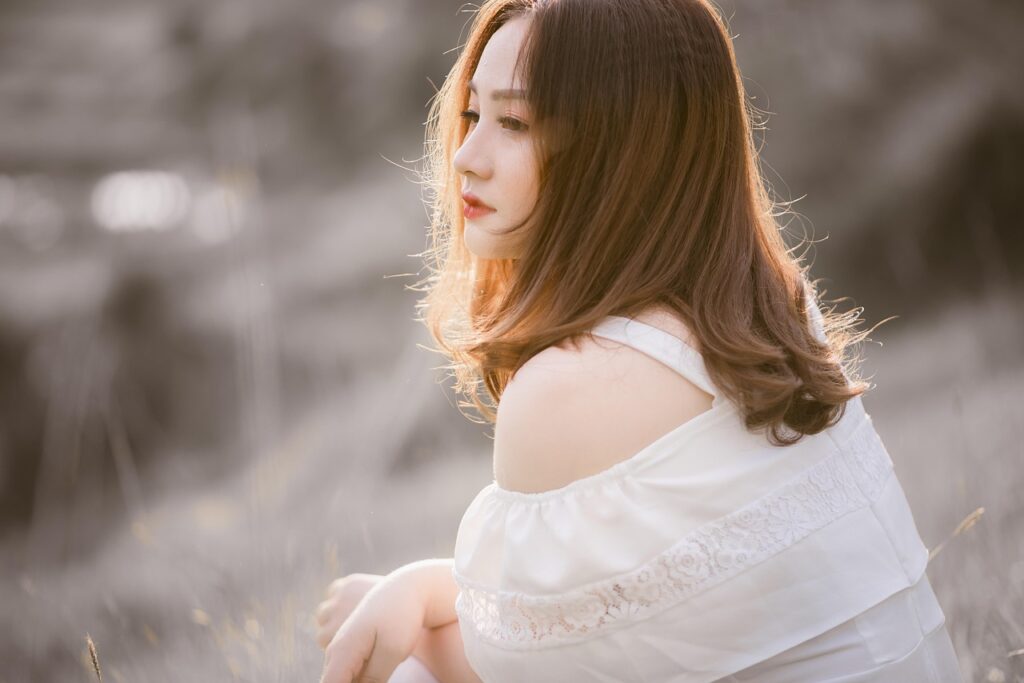 女性 色気 白い服 髪
