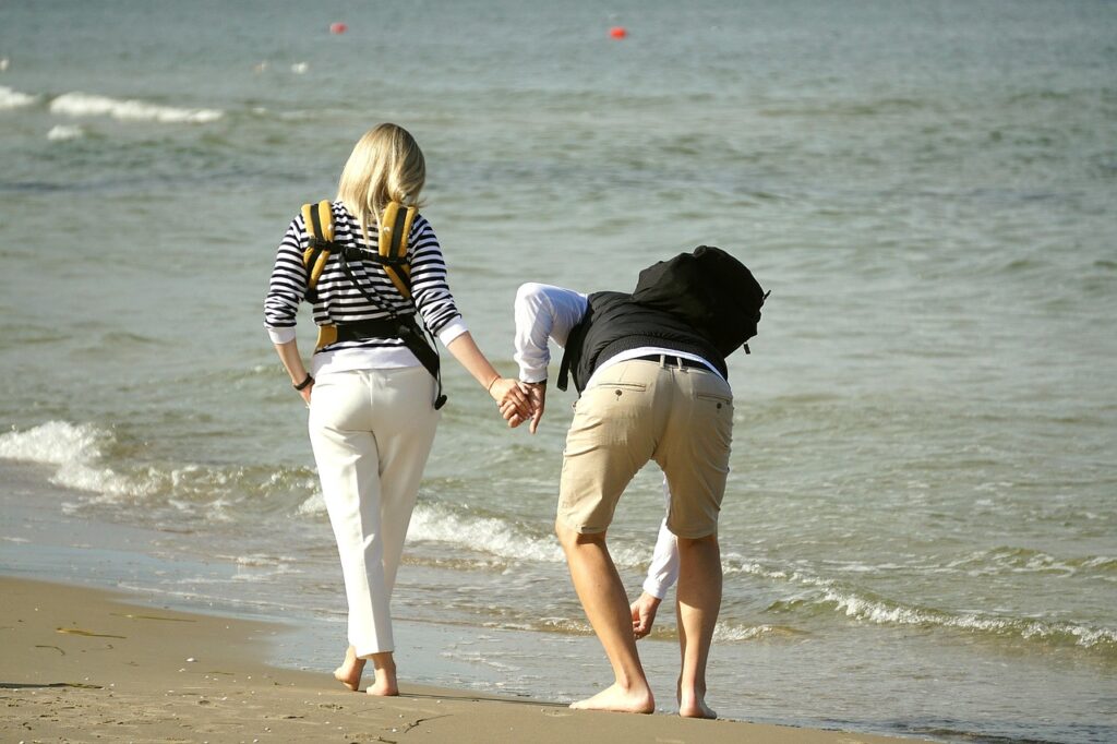 弟の手を引く　お姉ちゃん　長女　海　恋