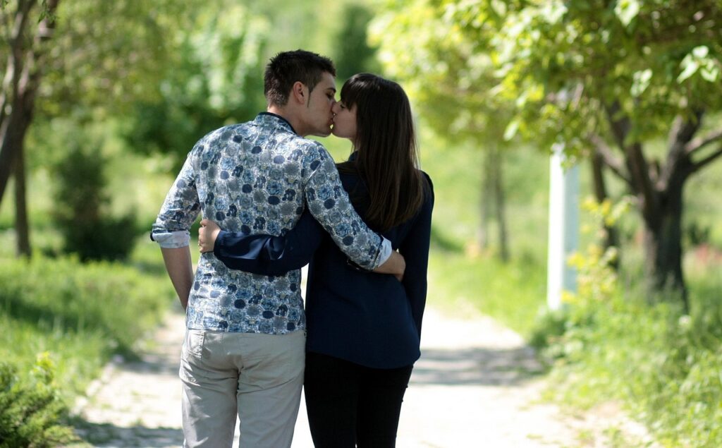 若者　恋愛　人付き合い